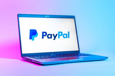 Prag, Çek Cumhuriyeti - 05: 18 2025: PayPal logosunu gösteren bir dizüstü bilgisayarın düşük açılı görüntüsü. PayPal çevrimiçi ödemeler ve para transferleri için bir platformdur.