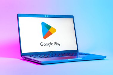 Prag, Çek Cumhuriyeti - 05: 18 2025: Google Play logosunu gösteren bir dizüstü bilgisayarın düşük açılı görüntüsü. Google Play uygulamaları, oyunları ve dijital içeriği indirmek için bir platformdur.