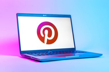 Prag, Çek Cumhuriyeti - 05: 18 2025: Pinterest logosunu gösteren bir dizüstü bilgisayarın düşük açılı görüntüsü. Pinterest fikirleri görsel olarak keşfetmek ve kaydetmek için bir platformdur..