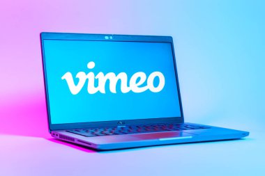 Prag, Çek Cumhuriyeti - 05: 18 2025: Vimeo logosunu gösteren bir dizüstü bilgisayarın düşük açılı görüntüsü. Vimeo, yüksek kaliteli video sunucu ve paylaşımı için bir platformdur.