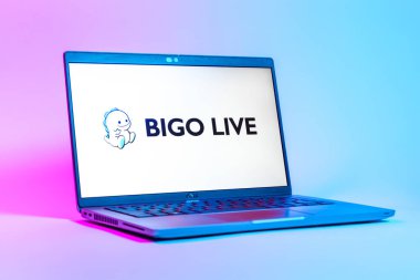 Prag, Çek Cumhuriyeti - 05: 18 2025: Bigo Live logosunu gösteren dizüstü bilgisayarın düşük açılı görüntüsü. Bigo Live canlı yayın ve sosyal etkileşim için bir platformdur.
