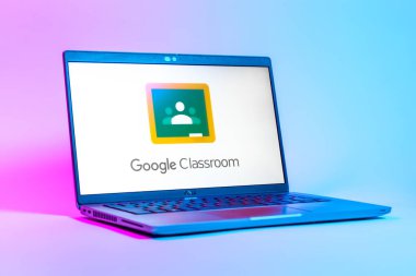 Prag, Çek Cumhuriyeti - 05: 18 2025: Google Sınıfı logosunu gösteren bir dizüstü bilgisayarın düşük açılı görüntüsü. Google Sınıfı, sınıfları ve eğitim içeriğini yönetmek için bir platformdur.