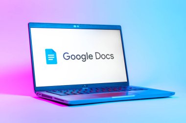 Prag, Çek Cumhuriyeti - 05: 18 2025: Google Docs logosunu gösteren bir dizüstü bilgisayarın düşük açılı görüntüsü. Google Docs metin belgeleri oluşturmak ve düzenlemek için bir platformdur.