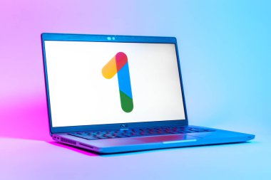 Prag, Çek Cumhuriyeti - 05: 18 2025: Google One logosunu gösteren bir dizüstü bilgisayarın düşük açılı görüntüsü. Google 1 bulut depolama ve abonelik hizmetleri için bir platformdur.