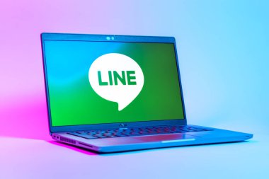 Prag, Çek Cumhuriyeti - 05: 18 2025: Çizgi çizgisi logosunu gösteren dizüstü bilgisayarın düşük açılı görüntüsü. Line aramalar, mesajlar ve çokluortam paylaşımı için bir mesajlaşma uygulamasıdır.