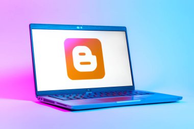 Prag, Çek Cumhuriyeti - 05: 18 2025: Blogger logosunu gösteren bir dizüstü bilgisayarın düşük açılı görüntüsü. Blogger blog oluşturma ve yayınlama için bir platformdur.