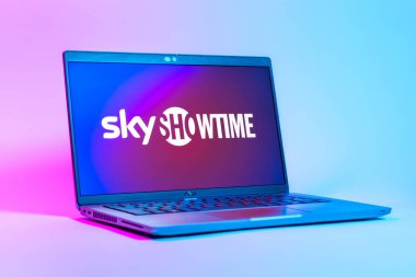 Prag, Çek Cumhuriyeti - 05: 18 2025: SkyShowtime logosunu gösteren bir dizüstü bilgisayarın düşük açılı görüntüsü. SkyShowtime, sinema ve televizyon dizileri için bir yayın platformudur..