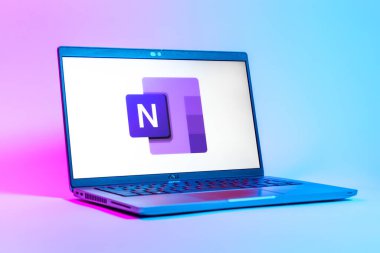 Prag, Çek Cumhuriyeti - 05: 18 2025: Microsoft OneNote logosunu gösteren bir dizüstü bilgisayarın düşük açılı görüntüsü. Microsoft OneNote not almak ve düzenlemek için bir platformdur.