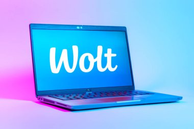 Prag, Çek Cumhuriyeti - 05: 18 2025: Wolt logosunu gösteren bir dizüstü bilgisayarın düşük açılı görüntüsü. Wolt yemek ve teslimat hizmetleri için bir platformdur..