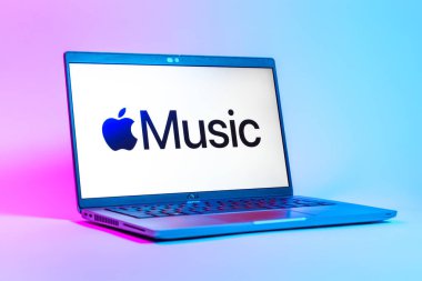 Prag, Çek Cumhuriyeti - 05: 18 2025: Apple Music logosunu gösteren bir dizüstü bilgisayarın düşük açılı görüntüsü. Apple Music müzik için bir platformdur..