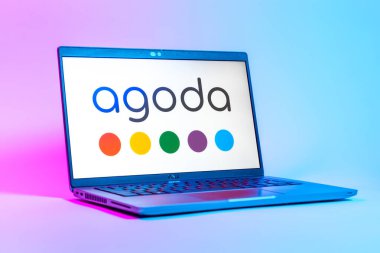 Prag, Çek Cumhuriyeti - 05: 18 2025: Agoda logosunu gösteren bir dizüstü bilgisayarın düşük açılı görüntüsü. Agoda, otelleri ve seyahat yerlerini ayırtmak için bir platform..