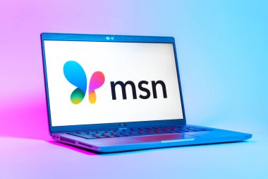 Prag, Çek Cumhuriyeti - 05: 18 2025: MSN logosunu gösteren bir dizüstü bilgisayarın düşük açılı görüntüsü. MSN haber, e-posta ve çevrimiçi hizmetler için bir platformdur.