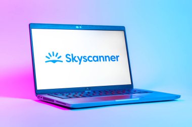 Prag, Çek Cumhuriyeti - 05: 18 2025: Skyscanner logosunu gösteren bir dizüstü bilgisayarın düşük açılı görüntüsü. Skyscanner uçak, otel ve araba kiralama araçlarını karşılaştırmak için bir platform..
