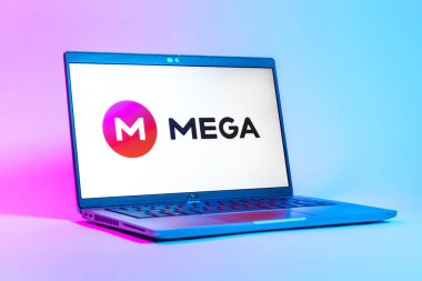Prag, Çek Cumhuriyeti - 05: 18 2025: Mega logosunu gösteren dizüstü bilgisayarın düşük açılı görüntüsü. Mega şifreli dosya paylaşımı ile bulut depolama platformu.
