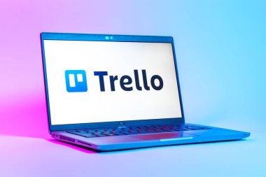 Prag, Çek Cumhuriyeti - 05: 18 2025: Trello logosunu gösteren dizüstü bilgisayarın düşük açılı görüntüsü. Trello, tahta ve görevleri kullanarak proje yönetimi için bir platformdur.