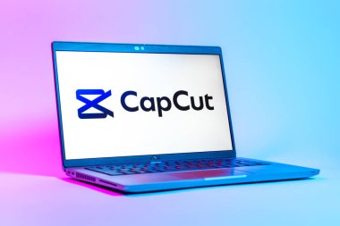 Prag, Çek Cumhuriyeti - 05: 18 2025: CapCut logosunu gösteren bir dizüstü bilgisayarın düşük açılı görüntüsü. CapCut video düzenleme ve oluşturma için bir platformdur.