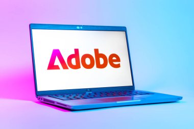 Prag, Çek Cumhuriyeti - 05: 18 2025: Adobe logosunu gösteren bir dizüstü bilgisayarın düşük açılı görüntüsü. Adobe yaratıcı araçlar ve hizmetler sunan bir yazılım şirketidir..