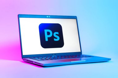 Prag, Çek Cumhuriyeti - 05: 18 2025: Photoshop logosunu gösteren bir dizüstü bilgisayarın düşük açılı görüntüsü. Photoshop resim düzenleme ve oluşturma için bir yazılımdır..