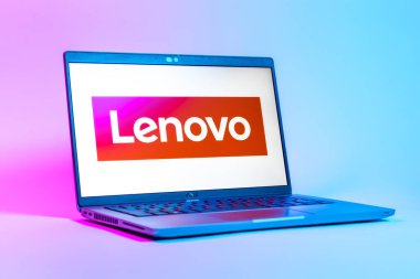 Prag, Çek Cumhuriyeti - 05: 18 2025: Lenovo logosunu gösteren bir dizüstü bilgisayarın düşük açılı görüntüsü. Lenovo bilgisayar ve elektronik üreten bir teknoloji şirketidir..