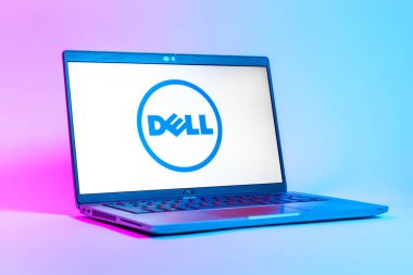 Prag, Çek Cumhuriyeti - 05: 18 2025: Dell logosunu gösteren bir dizüstü bilgisayarın düşük açılı görüntüsü. Dell bilgisayar ve bilişim çözümleri üreten bir teknoloji şirketidir..