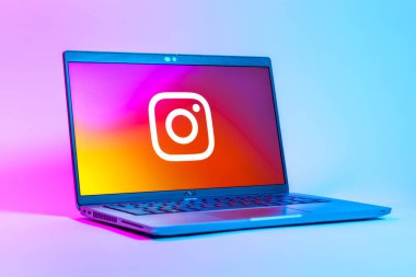 Prag, Çek Cumhuriyeti - 05: 18 2025: Instagram logosunu gösteren bir dizüstü bilgisayarın düşük açılı görüntüsü. Instagram fotoğraf ve video paylaşımı için bir sosyal medya platformudur..