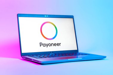 Prag, Çek Cumhuriyeti - 05: 18 2025: Payonez logosunu gösteren bir dizüstü bilgisayarın düşük açılı görüntüsü. Paeveryone, küresel online ödemeler ve para transferleri için bir platformdur.