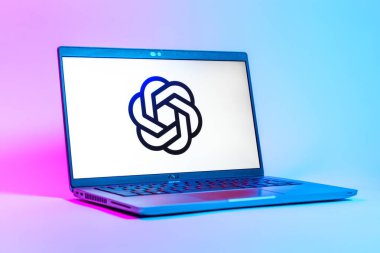 Prag, Çek Cumhuriyeti - 05: 18 2025: OpenAI logosunu gösteren bir dizüstü bilgisayarın düşük açılı görüntüsü. OpenAI, yapay zeka modelleri ve uygulamaları geliştiren bir platformdur..