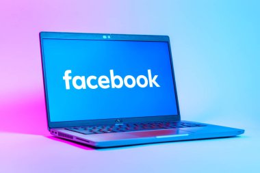 Prag, Çek Cumhuriyeti - 05: 18 2025: Facebook logosunu gösteren bir dizüstü bilgisayarın düşük açılı görüntüsü. Facebook, içeriği bağlamak ve paylaşmak için bir sosyal medya platformudur.
