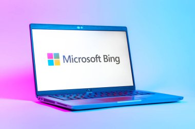 Prag, Çek Cumhuriyeti - 05: 18 2025: Microsoft Bing logosunu gösteren bir dizüstü bilgisayarın düşük açılı görüntüsü. Microsoft Bing çevrimiçi bilgi bulmak için bir arama motorudur.