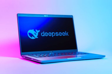 Prag, Çek Cumhuriyeti - 05: 18 2025: Deepseek logosunu gösteren bir dizüstü bilgisayarın düşük açılı görüntüsü. Deepseek yapay zeka destekli arama ve araştırma için bir platformdur.