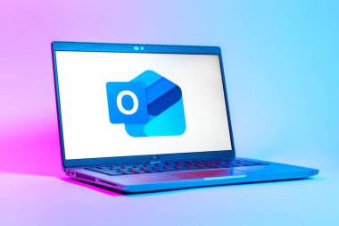 Prag, Çek Cumhuriyeti - 05: 18 2025: Outlook logosunu gösteren bir dizüstü bilgisayarın düşük açılı görüntüsü. Outlook iletileri göndermek ve yönetmek için bir e- posta platformudur.
