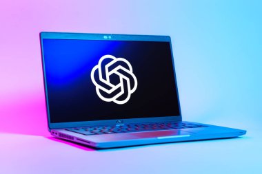 Prag, Çek Cumhuriyeti - 05: 18 2025: OpenAI logosunu gösteren bir dizüstü bilgisayarın düşük açılı görüntüsü. OpenAI, yapay zeka modelleri ve uygulamaları geliştiren bir platformdur..