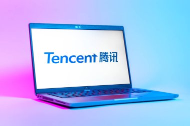 Prag, Çek Cumhuriyeti - 05: 18 2025: Tencent logosunu gösteren bir dizüstü bilgisayarın düşük açılı görüntüsü. Tencent internet hizmetleri ve oyunlar sağlayan bir teknoloji şirketidir..