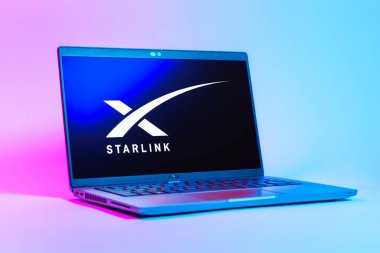 Prag, Çek Cumhuriyeti - 05: 18 2025: Starlink logosunu gösteren bir dizüstü bilgisayarın düşük açılı görüntüsü. Starlink küresel bağlantı sağlayan bir uydu internet hizmetidir.