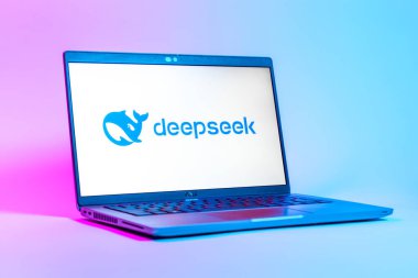 Prag, Çek Cumhuriyeti - 05: 18 2025: Deepseek logosunu gösteren bir dizüstü bilgisayarın düşük açılı görüntüsü. Deepseek yapay zeka destekli arama ve araştırma için bir platformdur.