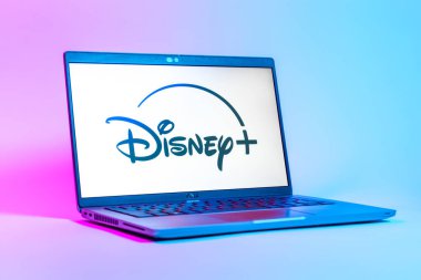 Prag, Çek Cumhuriyeti - 05: 18 2025: Disney + logosunu gösteren bir dizüstü bilgisayarın düşük açılı görüntüsü. Disney + film ve televizyon programları için bir yayın platformu.