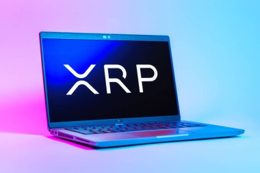 Prag, Çek Cumhuriyeti - 05: 18 2025: Ripple logosunu gösteren bir dizüstü bilgisayarın düşük açılı görüntüsü. Dalgalanma dijital kripto para birimi ve ödeme protokolüdür..