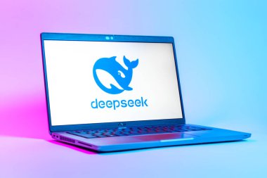Prag, Çek Cumhuriyeti - 05: 18 2025: Deepseek logosunu gösteren bir dizüstü bilgisayarın düşük açılı görüntüsü. Deepseek yapay zeka destekli arama ve araştırma için bir platformdur.