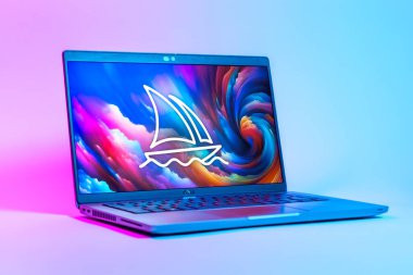 Prag, Çek Cumhuriyeti - 05: 18 2025: Midtrip logosunu gösteren bir dizüstü bilgisayarın düşük açılı görüntüsü. Midtrip yapay zeka ürünü resimler ve sanat için bir platformdur..