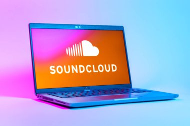 Prag, Çek Cumhuriyeti - 05: 18 2025: SoundCloud logosunu gösteren bir dizüstü bilgisayarın düşük açılı görüntüsü. SoundCloud müzik paylaşımı ve yayını için bir platformdur..