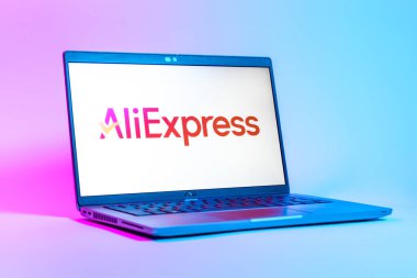 Prag, Çek Cumhuriyeti - 05: 18 2025: AliExpress logosunu gösteren bir dizüstü bilgisayarın düşük açılı görüntüsü. AliExpress, küresel çapta bir alışveriş ürünleri çevrimiçi pazarıdır..
