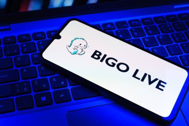 Prag, Çek Cumhuriyeti - 09 02 2025: Telefonun klavyesi renkli ışıklarla aydınlatılmış Bigo Live logosu gösteriyor. Bigo Live canlı yayın ve sosyal etkileşim için bir platformdur.