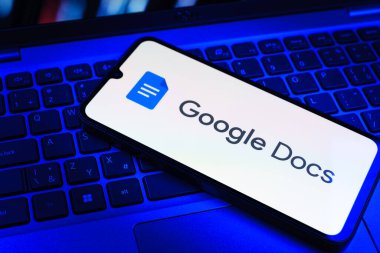 Prag, Çek Cumhuriyeti - 09 02 2025: Laptop klavyesindeki telefon renkli ışık göstergesi Google Docs logosunu gösteriyor. Google Docs metin belgeleri oluşturmak ve düzenlemek için bir platformdur.
