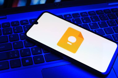 Prag, Çek Cumhuriyeti - 09 02 2025: Telefonun klavyesi renkli ışık gösterileri Google Keep logosuyla aydınlatıldı. Google Keep notlar, listeler ve hatırlatıcılar için bir platformdur.