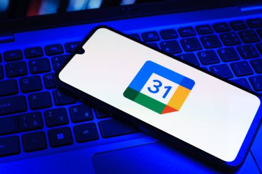 Prag, Çek Cumhuriyeti - 09 02 2025: Laptop klavyesindeki telefon renkli ışıkla aydınlatılmış Google Takvim logosunu gösteriyor. Google Takvimi olayları zamanlamak ve yönetmek için bir platformdur.