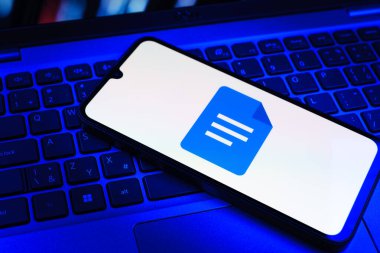 Prag, Çek Cumhuriyeti - 09 02 2025: Laptop klavyesindeki telefon renkli ışık göstergesi Google Docs logosunu gösteriyor. Google Docs metin belgeleri oluşturmak ve düzenlemek için bir platformdur.
