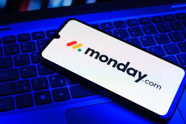 Prag, Çek Cumhuriyeti - 09 02 2025: Laptop klavyesindeki telefon renkli ışık gösteren pazartesi logosunu gösteriyor. Monday.com proje yönetimi ve takım işbirliği için bir platformdur.
