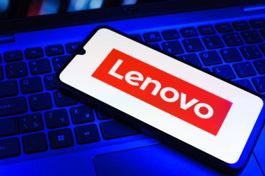 Prag, Çek Cumhuriyeti - 09 02 2025: Renkli ışıklarla aydınlatılmış dizüstü bilgisayardaki telefon Lenovo logosunu gösteriyor. Lenovo bilgisayar ve elektronik üreten bir teknoloji şirketidir..