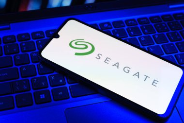 Prag, Çek Cumhuriyeti - 09 02 2025: Renkli ışık gösterileri Seagate logosunun yaktığı dizüstü bilgisayardaki telefon. Seagate sabit disk ve depolama çözümleri üreten bir şirkettir..