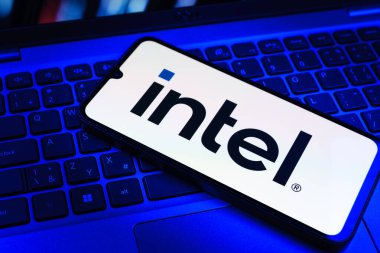 Prag, Çek Cumhuriyeti - 09 02 2025: Telefonun klavyesinde renkli ışık logosu var. Intel işlemci ve bilgisayar donanımı üreten bir teknoloji şirketidir..